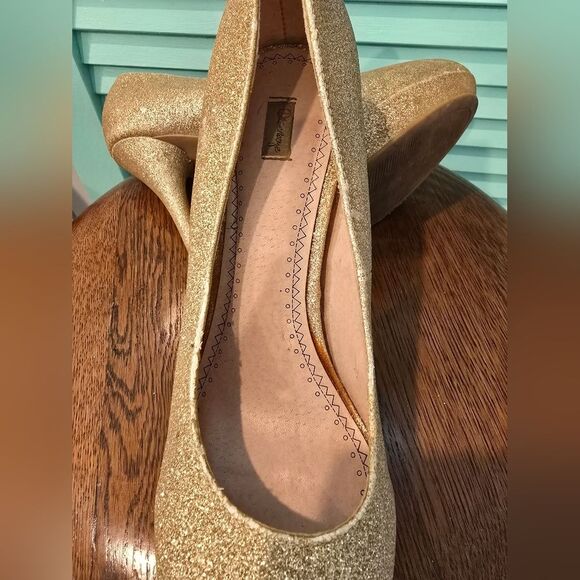 Olsenboye Gold Glitter Sparkly Platform Pumps, Size 8M - Picture 5 of 8